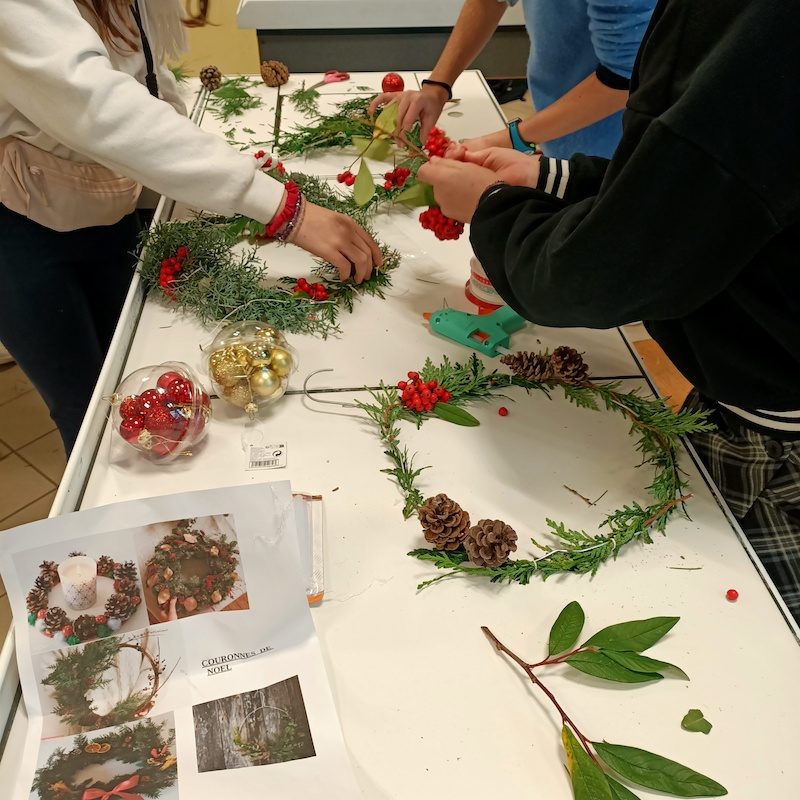 confection de couronnes de Noël